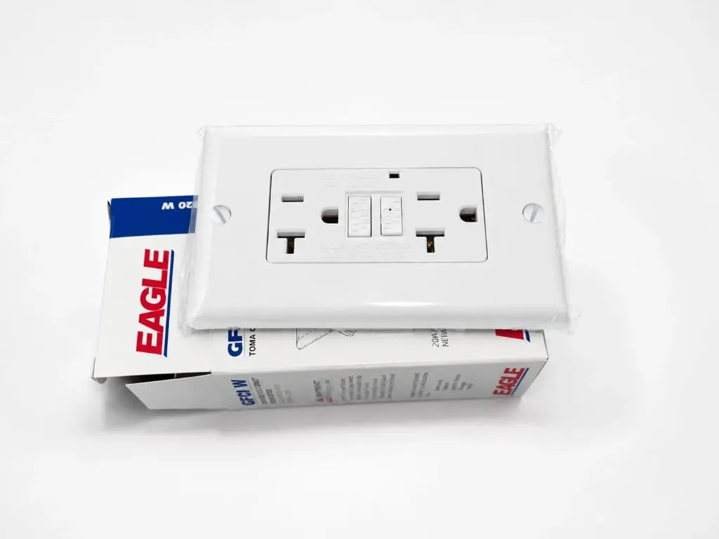 [E07GF20W] TOMA DOBLE GFCI 2P 3H 20A 125V NEMA 5-20R NOM BLANCO DECOR GF20-W